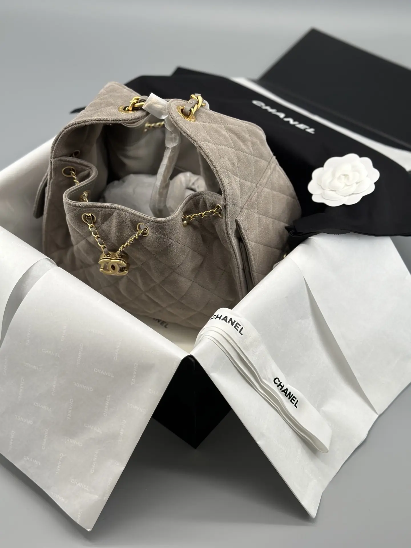 Move earrings