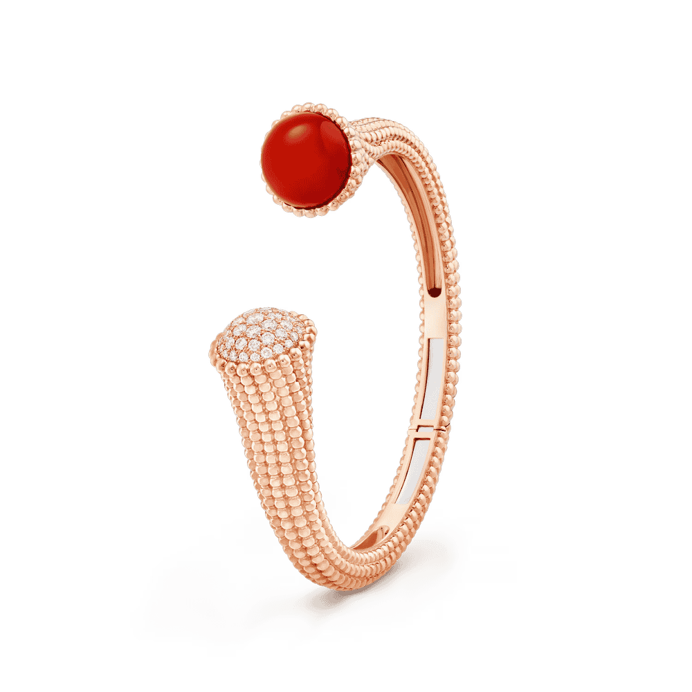Move earrings